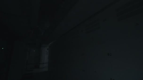Het licht in de kamer electro ingeschakeld — Stockvideo
