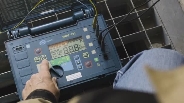 Man doing electrical metering equipment — Stock Video