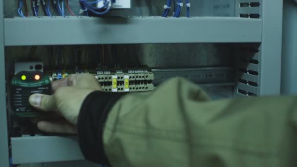 Человек, производящий электроизмерительное оборудование — стоковое видео