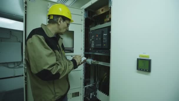 Homem fazendo equipamentos de medição elétrica — Vídeo de Stock