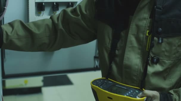 電気計量機器をしている男性 — ストック動画
