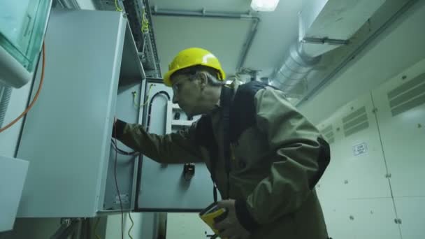 Hombre haciendo equipo de medición eléctrica — Vídeos de Stock