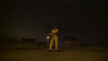 Zombi bir chainsaw korkutma kadın ile