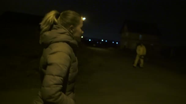 Zombie mit Kettensäge erschreckt Frau — Stockvideo