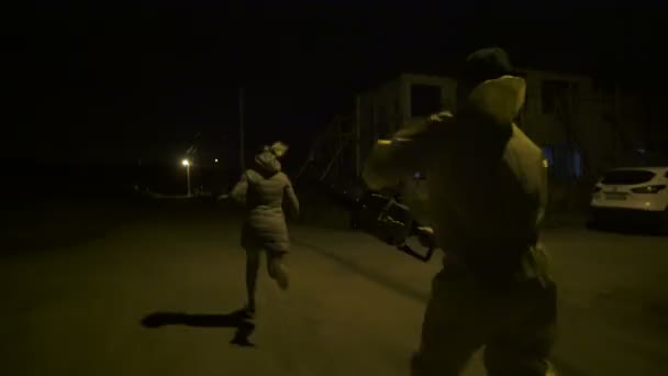 Zombi bir chainsaw korkutma kadın ile — Stok video