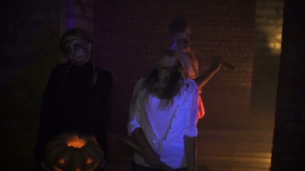 Три зомби стоят и пялятся — стоковое видео