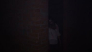 korkunç zombiler bodrumunda olduğunu