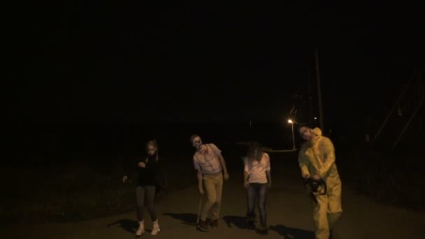 Zombies affamés marchant dans la rue — Video