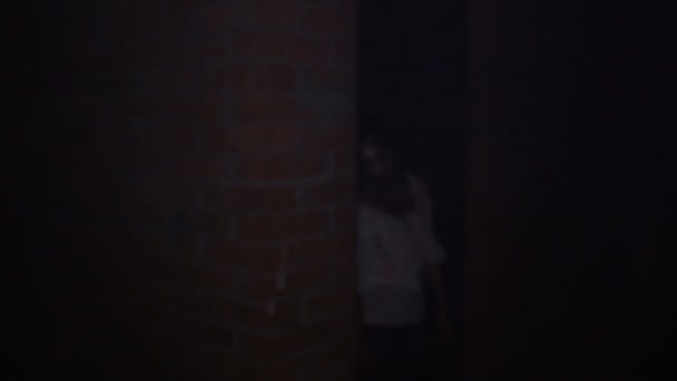 Dans le sous-sol est effrayant zombies — Video