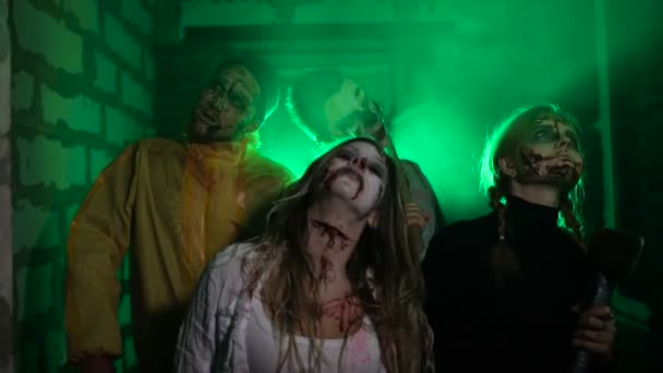 Zombies hambrientos y aterradores — Vídeo de stock