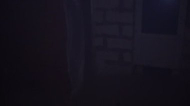 karanlık bir evde duran zombiler