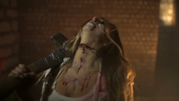Zombie gaat naar de camera — Stockvideo