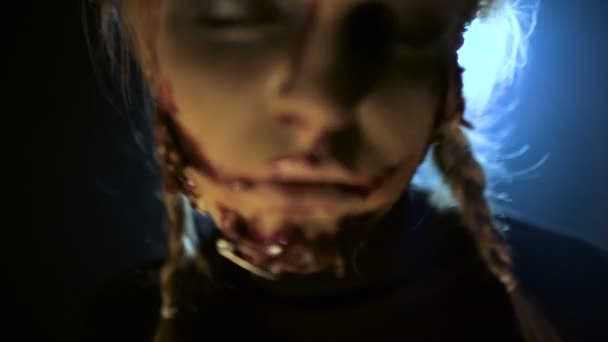 Zombie z pokrojoną osoby — Wideo stockowe