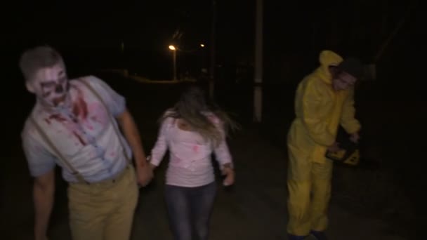 Hongerige zombies lopend onderaan de straat — Stockvideo