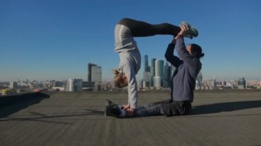 Kız ve adam şehir zemin karşı çatıda germe