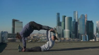 Kız ve adam şehir zemin karşı çatıda germe