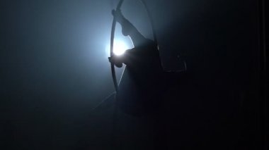 Hava acrobat kadın sirk sahnede. Siluet