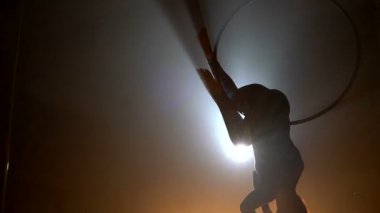 Hava acrobat kadın sirk sahnede. Siluet