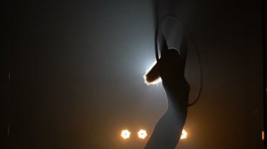 Hava acrobat kadın sirk sahnede. Siluet