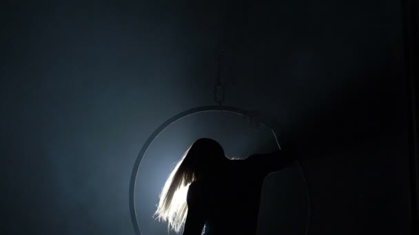 Aerial acrobat woman on circus stage. Silhouette — Stockvideo