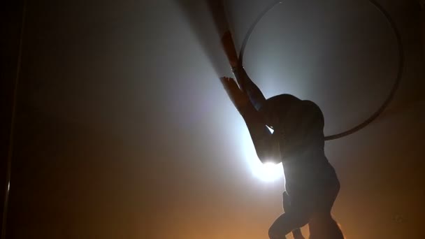 Mujer acróbata aérea en el escenario del circo. Silueta — Vídeo de stock
