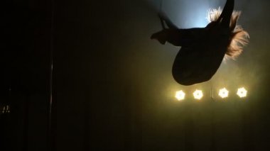 Hava acrobat kadın sirk sahnede. Siluet