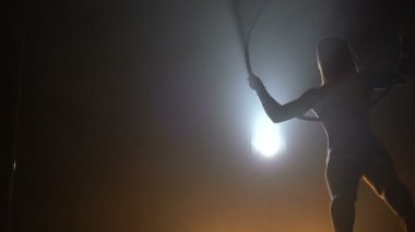 Hava acrobat kadın sirk sahnede. Siluet