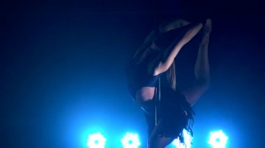 Pole dans kadın. akrobasi kutup