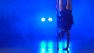 Pole dans kadın. akrobasi kutup