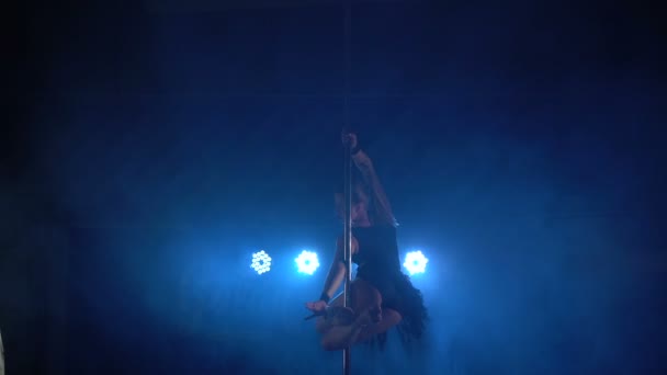 Жінка-танцюрист полюса. акробатика на полюсі — стокове відео