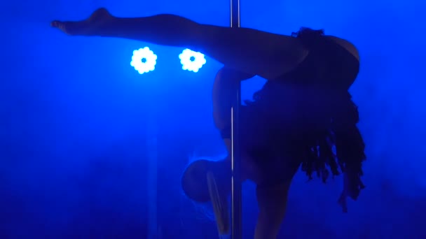 Pole dance woman. acrobatics on the pole — Stock video