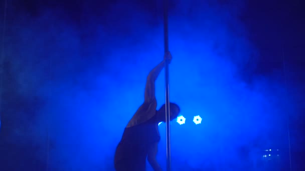 Pole dance man. acrobatics on the pole — ストック動画