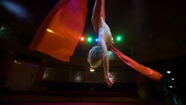 Žena tanečnice na vzdušné hedvábí, letecké zkroucení, pomalý pohyb — Stock video