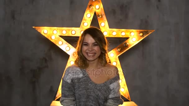Retrato de uma jovem mulher sorrindo no fundo das estrelas — Vídeo de Stock