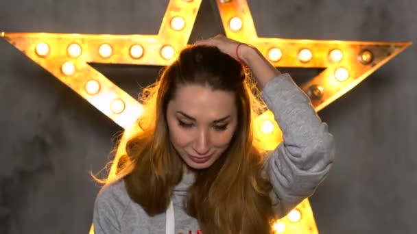 Portret van de jonge vrouw die lacht op de achtergrond van de sterren — Stockvideo