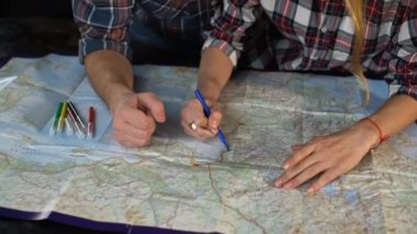 Genç turist çift rota harita üzerinde çizer.