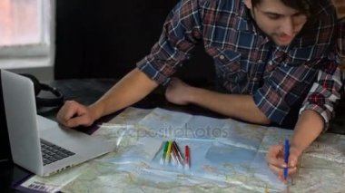 Genç turist çift rota harita üzerinde çizer.
