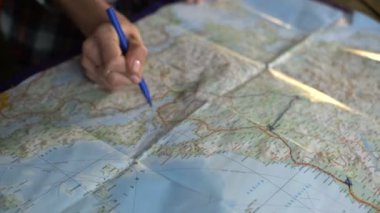 Genç turist çift rota harita üzerinde çizer.