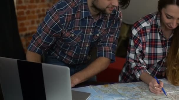 Fiatal turista pár felhívja az útvonal a térképen — Stock videók