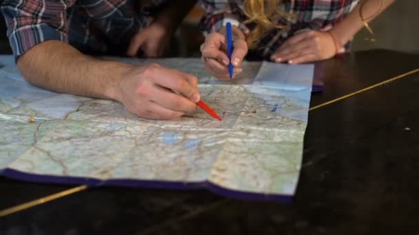 Jovem casal de turistas que olha para o mapa do mundo vai viajar — Vídeo de Stock