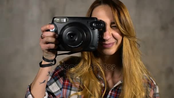 Mooi meisje fotograferen en krijgen instant foto — Stockvideo