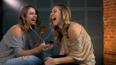 Mutlu kız telefonu ve slowmotion gülüyor müzik dinlemek