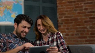 Tablet vasıl genç turist Çift