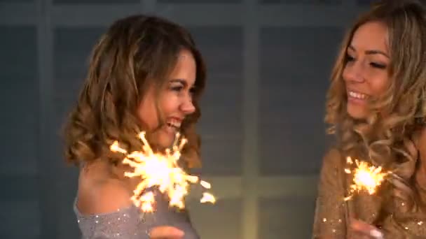 Due ragazze felici con uno Sparkler nelle loro mani — Video Stock