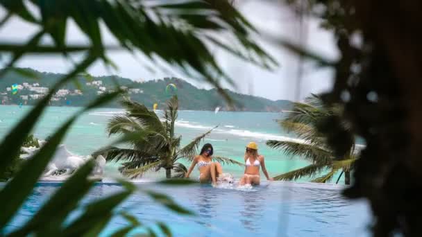 Meisje drijvend in een zwembad. rond plons in het zwembad, met een sexy meisje in een zwembad van het hotel, de rust in het hotel, een kokosnoot, onder water drinken — Stockvideo