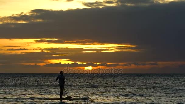 海洋的美丽自然背景。长滩岛热带岛水下摄像机在日落时的地平线上的帆艇 — 图库视频影像