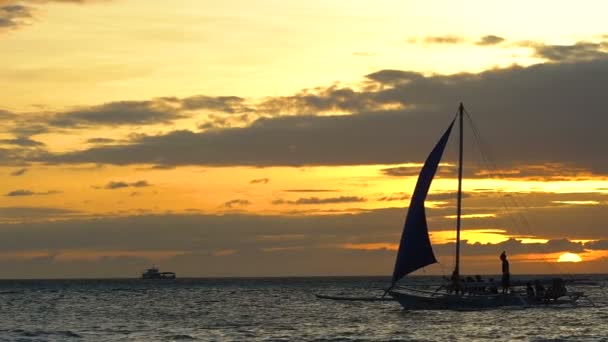 Marinha bela natureza fundo. Barcos à vela no horizonte ao pôr do sol na ilha tropical de Boracay câmera subaquática — Vídeo de Stock