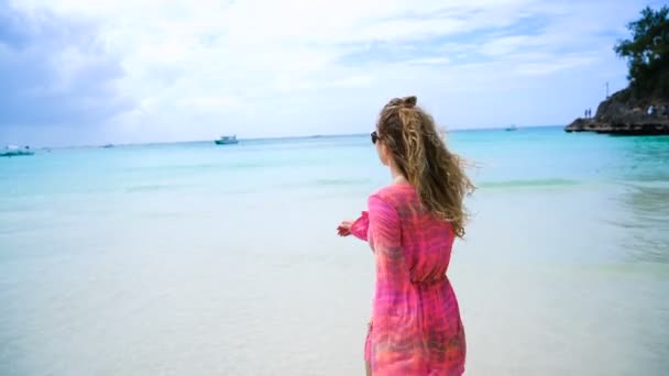 Mujer de playa corriendo al agua en vestido al atardecer levantando brazos disfrutando de la libertad durante las vacaciones de verano viajes . — Vídeo de stock