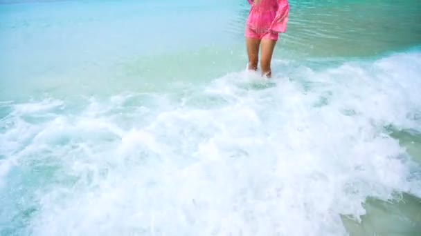 Παραλία γυναίκα που τρέχει νερό στο φόρεμα στο ηλιοβασίλεμα διογκωτικά όπλων που απολαμβάνουν την ελευθερία κατά τη διάρκεια καλοκαίρι διακοπές διακοπές ταξίδια. — Αρχείο Βίντεο