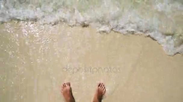 Un homme debout sur la plage. sable blanc et eau claire. vue à la première personne — Video